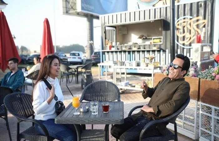 يستمر توقف فيلم اتنين واحد بعد تصوير 3 أيام فقط في أحداثه، حيث انطلق تصوير الفيلم في إبريل الماضي، وتم تصوير أول يومين وبعدها توقف، وعادت أسرة الفيلم