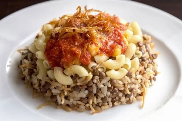 الكشري المصري.. تحفة من الطهي المصري التقليدي.يعد الكشري من الأطباق الشهيرة في المطبخ المصري، وهو توازن مثالي من الأرز والعدس يعد وجبة لذيذة وغنية