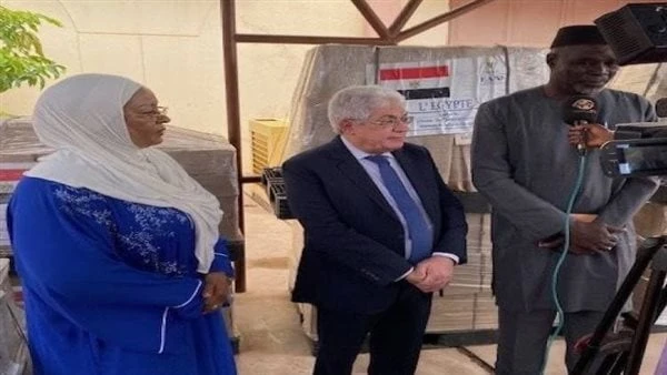 مصر تهدي شحنة مساعدات غذائية إلى ماليقام سفير مصر في مالي، السفير طارق عبد الحميد، بتسليم شحنة مساعدات غذائية لمؤسسة توماني توري للطفولة، وهي المؤسسة