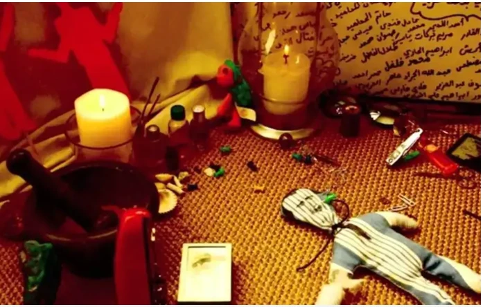 ما هو تفسير حلم وجود سحر بالبيت لابن سيرين؟ تفسير حلم وجود سحر بالبيت، يعد من الأشياء المفزعة إلى الفرد أن يشاهد السحر داخل منزله ويرى بعض الطلاسم