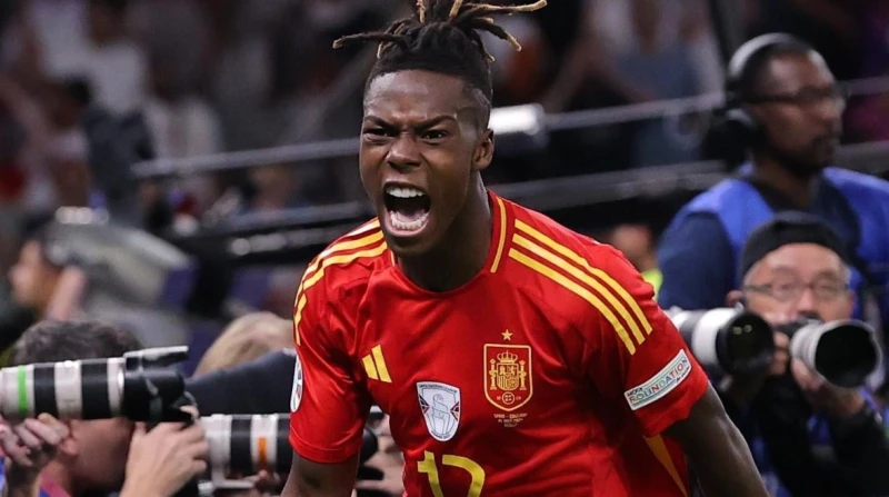 نيكو ويليامز.. ابن عائلة عبرت الصحراء حفاة الأقدام إلى مجد أوروبا ساهم الصغير نيكو ويليامز في تتويج المنتخب الإسباني بلقب كأس أوروبا يورو 2024 ، للمرة الرابعة في تاريخه، بعد الفوز 