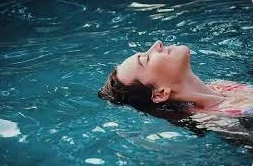 تعرف على تفسير السباحة في المنام لابن سيرين تعرف على تفسير السباحة في المنام لابن سيرين سنتطرق اليوم إلى أهم الدلالات التي يحملها حلم السباحة في