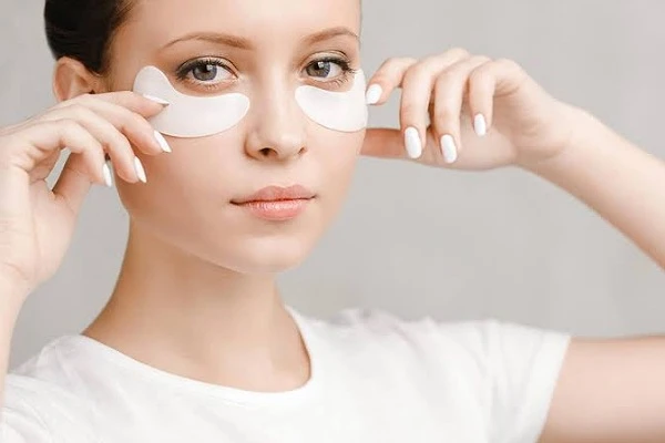 تغلبي على الهالات السوداء بوصفات طبيعية فعالة.تعد الهالات السوداء حول العينين مشكلة شائعة تواجه العديد من الأشخاص، ويمكن محاربتها بفعالية باستخدام