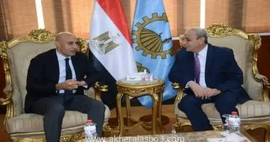 كتبمحمود شتا استقبل اللواء أشرف الجندي محافظ الغربية ، صباح اليوم، في مكتبه بديوان عام المحافظة ، الدكتور محمد عبد اللطيف وزير التربية والتعليم