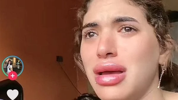 منهارة من العياط.. سر بكاء سوزي الأردنية بعد خطبتها صورأثارت فتاة التيك التوك البلوجر سوزي الأردنية، الجدل من خلال مؤشر البحث على مواقع التواصل الاجتماعي بسبب بكائها.وظهرت فى فيديو