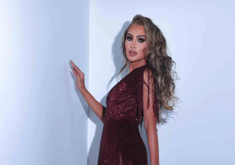 خاص بالفيديو مايا دياب تشعل مهرجان ضهور الشوير بحفل حماسي وشعبي .. وهدية خاصة من الجمهور بحضور جماهيري حاشد، افتتحت الفنانة اللبنانية مايا دياب، أمس