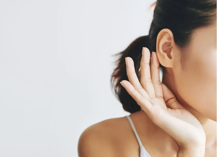 ما تفسير سماع اسم شخص في المنام؟ سماع اسم شخص في المنام، إن رؤية الأسماء من الرؤى التي يثار حولها الجدل بين المفسرين، وقد يعتقد البعض أن سهلة