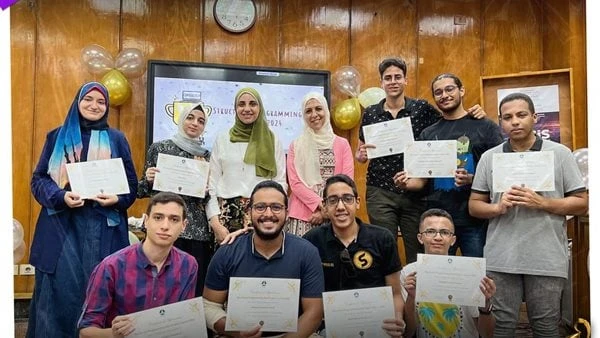 تكريم الفائزين بمسابقة البرمجة الهيكيلة لأفضل مشروع لطلاب الفرقة الأولى بحاسبات عين شمس نظمت كلية الحاسبات والمعلومات جامعة عين شمس مسابقة مادة