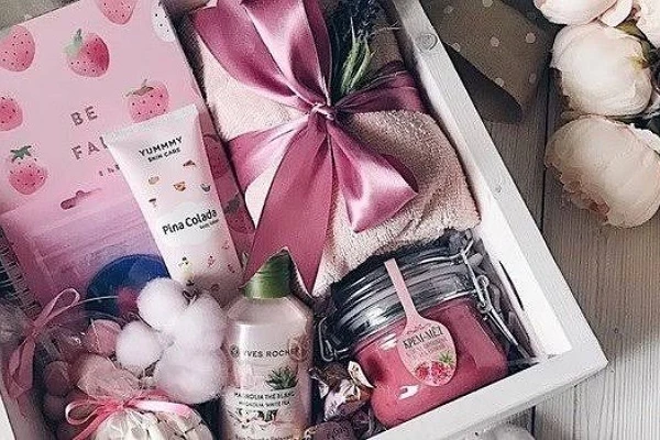 3 أفكار اقتصادية لهدية عيد الأم.عيد الام يمثل مناسبة عالمية تحتفى بها في مختلف الثقافات والبلدان لتقدير دور الأمهات وتكريمهن. يوم عيد الأم هو فرصة