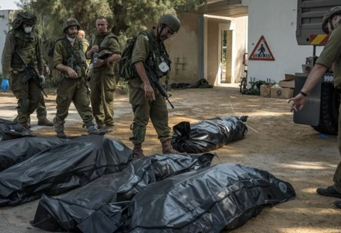 الجيش الإسرائيلي يعلن العثور على جثث 5 رهائن إسرائيليين بعملية في خان يونس أعلن الجيش الإسرائيلي الخميس أنه استعاد بعملية مشتركة مع الشاباك بغزة، جثث