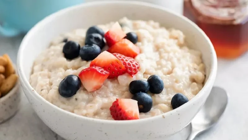 اضرب شوفان في وجبة الإفطار بدل الفول والطعمية ينصح الخبراء بالحرص على تناول الشوفان في وجبة الفطور يوميا للفوز بوجبة مغذية. ويوفر الشوفان العديد من