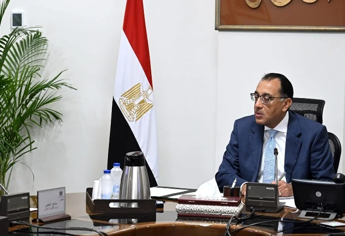 الحكومة تدرس طرح وإدارة وتشغيل المطارات المصرية لشركات أجنبية التقى الدكتور مصطفى مدبولي، رئيس مجلس الوزراء، اليوم، بمقر الحكومة بمدينة العلمين الجديدة، الطيار سامح الحفني، وزير ال