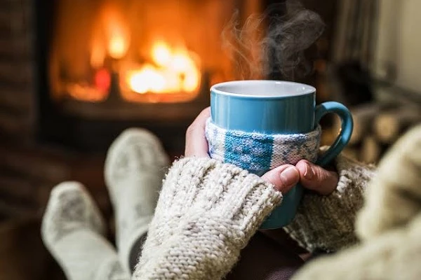 استمتاع دافئ: أفضل المشروبات الساخنة للشتاءمع برودة الطقس وتساقط الثلوج، يأتي وقت الاستمتاع بالمشروبات الساخنة التي تشعرك بالدفء والراحة. إليك