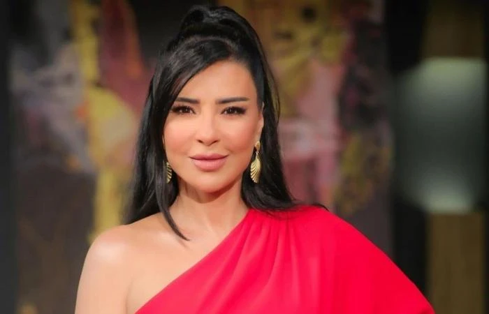 هل ترغبين في مواكبة موضة المكياج وتسريحات الشعر لصيف 2024 من وحي إطلالات النجمات وبخاصة أنهن يشكلن مصدر إلهام لكثيرات من الشابات والنساء من مختلف الأعمار؟ لا تقلقي، مهما كان شكل وج