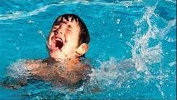 كيف تحمي طفلك من الغرق الجاف؟.. اتبع هذه النصائحيحدث الغرق الجاف بشكل رئيسي بين الأطفال، ويتعرض 95 من الأطفال للانزلاق دون قصد تحت الماء، فيصابون به، لذا يجب أن تكون حذرا وواعيا من