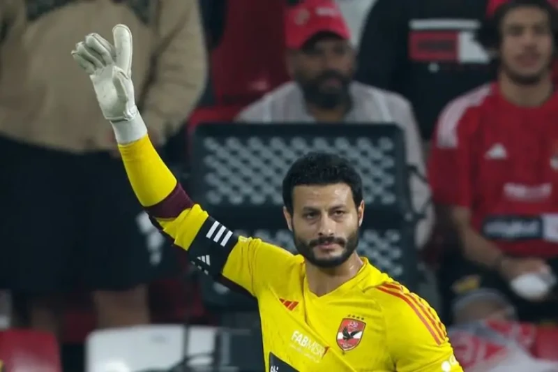 نيوم أم ضمك؟ الشناوي يحسم موقفه من الرحيل عن الأهلي خلال 72 ساعةكشف الإعلامي هاني حتحوت عن تفاصيل العروض التي تلقاها محمد الشناوي، حارس مرمى الأهلي،