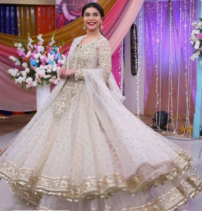 تعرف على تفسير حلم الفستان الأبيض للعزباء لابن سيرين تفسير حلم الفستان الأبيض للعزباء من الأحلام المستحبة التي تسعد النفس وتسر الروح، حيث يعتبر فستان