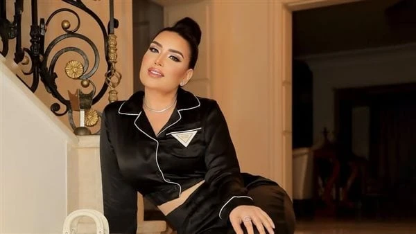 فستان كب .. عبير صبري تبرز أنوثتها بإطلالة مثيرة للجدل شاركت الفنانة عبير صبري صورا جديدة عبر حسابها الشخصي على موقع التواصل الاجتماعي للصور