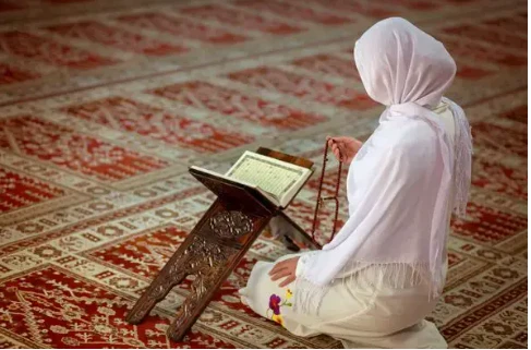 تعرف على تفسير حلم الصلاة للمتزوجة لابن سيرين تفسير حلم الصلاة للمتزوجة، إن رؤية الصلاة من الرؤى التي تلقى استحسانا كبيرا عند الفقهاء، فإن كافة صور