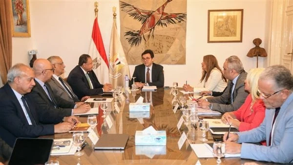 وزير الثقافة يناقش استراتيجية العمل الجديدة في اجتماع مع رؤساء الهيئات والقطاعات عقد الدكتور أحمد فؤاد هنو، وزير الثقافة، اليوم اجتماعا موسعا مع عدد