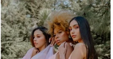 لو عندك مناسبة قريب.. اعرفى لون الفستان المناسب لدرجة بشرتك المرأة والمنوعات شاهد المقال التالي من صحافة مصر عن لو عندك مناسبة قريب اعرفى لون الفستان