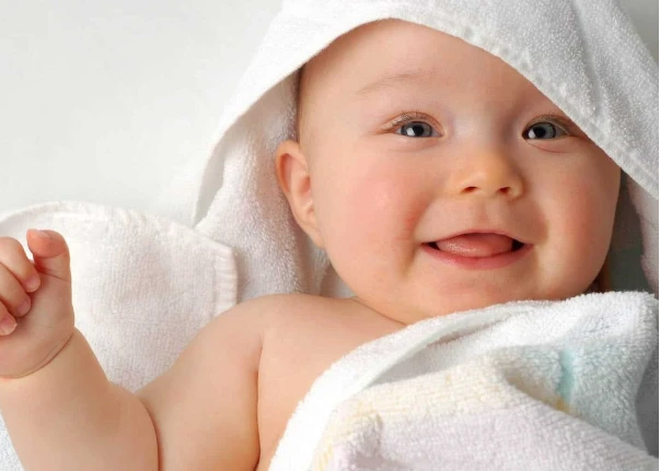 ما تفسير حلم ولد صغير جميل لابن سيرين؟ تفسير حلم ولد صغير جميل، تعد رؤية الولد الجميل من الرؤى التي تبعث في القلب انشراح كبير وبهجة، كما تترك انطباعات وآثار جيدة لدى النائم، ولكن ل