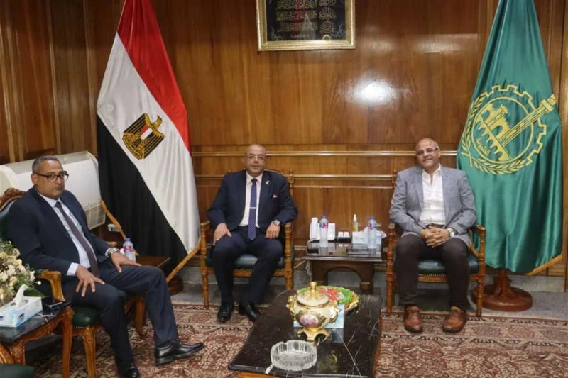 محافظ القليوبية يستقبل رئيسا محكمتي شمال وجنوب بنها الابتدائية (تفاصيل) استقبل المهندس ايمن عطيه محافظ القليوبيه، الإثنين، بمكتبه بديوان عام المحافظة، المستشار خالد خضر رئيس محكمة 