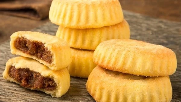 خطوة بخطوة.. طريقة عمل معمول بالتمر على أصولهتعتبر طريقة عمل المعمول بالتمر من وصفات المطبخ الخليجي، ويتم تقديمه بعدة حشوات متنوعة، كالتمر، المكسرات، الملبن وغيرها، وهي من وصفات ال