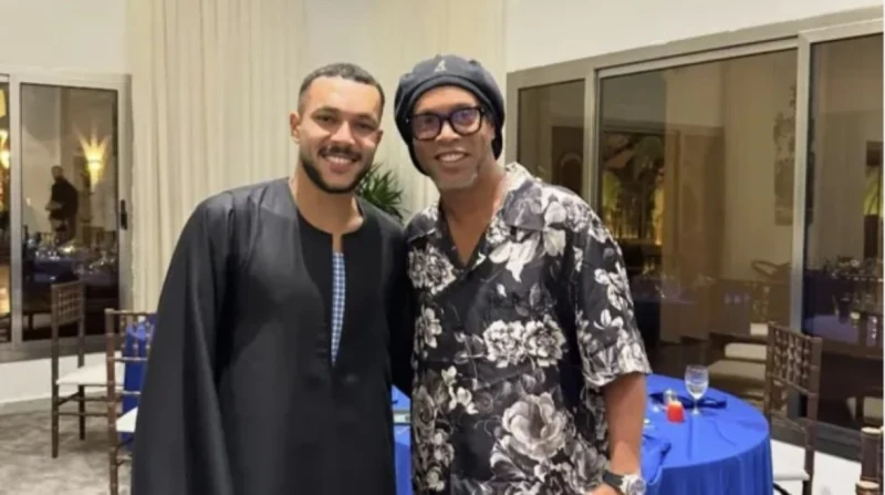 إن كنت ناسي أفكرك.. ويجز في موقف حرج بصورة رونالدينيو أثار مطرب الراب المصري ويجز ضجة على مواقع التواصل الاجتماعي بعد نشره صورة تجمعه بنجم كرة القدم