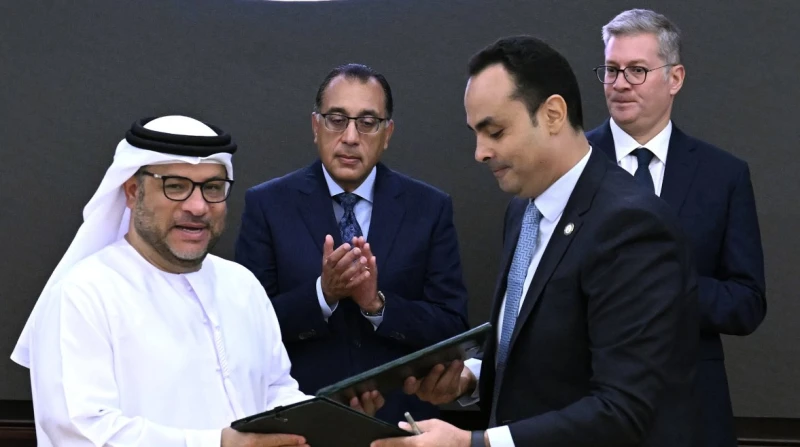 بعد رأس الحكمة.. الإمارات تواصل اقتناص الفرص في مصر وقعت مصر والإمارات، أمس، مذكرة لإنشاء منطقة لوجستية لتداول المنتجات البترولية في ميناء الحمراء