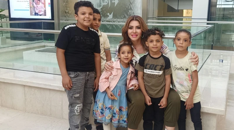 فلسطيني يفاجئ لقاء سويدان في مستشفى لعلاج الحروق (فيديو) فاجأ أحد مرضي مستشفى أهل مصر للحروق، الفنانة لقاء سويدان، بالاحتفال بعيد ميلادها أمس، بعد