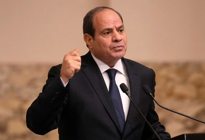 الرئيس السيسي: مصر تتولى قيادة مجلس السلم والأمن الإفريقي أكتوبر المقبل قال الرئيس عبد الفتاح السيسي، إن مصر ستتولى في أكتوبر المقبل مسؤولية مجلس السلم والأمن الأفريقي، وستكون فرصة