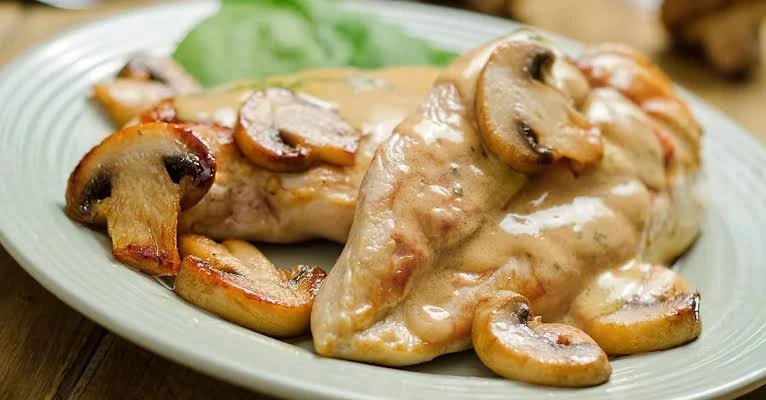 طريقة عمل بيكاتا الفراخ بالمشروم بطريقة أشهر الشيفاتتعد بيكاتا الفراخ بالمشروم واحدة من الأطباق الإيطالية الشهية التي تجمع بين نكهات الفراخ والمشروم