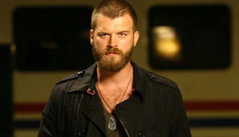 كيفانش تاتليتوغ يقدم شخصية أول رجل عصابات في تركيااختارت شركة القمر ( ) التركية الممثل كيفانش تاتليتوغ لتأدية دور نجدت إلماس، المعروف بأول رجل عصابات تركي، والذي برز بذكائه وجاذبيت