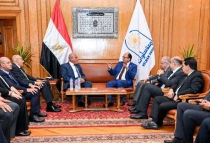 رئيسا العربية للتصنيع وجامعة حلوان يبحثان تنفيذ المشروعات البحثية والابتكارات الطلابية استقبل الدكتور السيد قنديل، رئيس جامعة حلوان، اللواء أ.ح مهندس