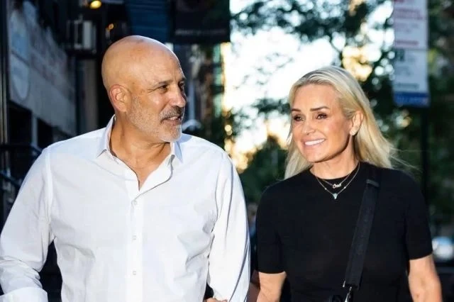 والدة بيلا وجيجي حديد تصدم الجميع بخطوبتها بسن ال60 افاق عربية - فاجأت عارضة الأزياء ونجمة تلفزيون الواقع يولاندا حديد الجميع بإعلان خبر خطوبتها في عمر ال60 عاما من السيد جوزيف جين