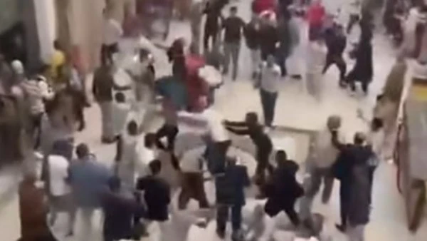 مخدوش وجبات.. فرح مسطرد تحول إلى خناقة شوارع شهدت مواقع التواصل الاجتماعي، مساء السبت، تداول فيديو يظهر مشاجرة عنيفة بين مجموعة من المدعوين في إحدى