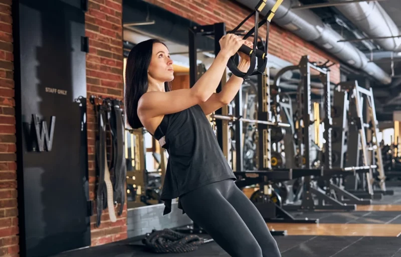 فوائد تمارين الكومباوند للعضلات وحرق السعراتتمارين الكومباوند تستخدم مجموعات عضلية متعددة في نفس الوقت لأداء الحركة. ومن الأمثلة الجيدة على التمرين المركب هو القرفصاء (السكواتش). و