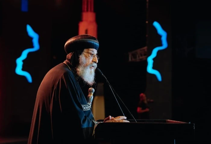 هات الدهب وتعالى، البابا تواضروس يبارك خطوبة شاب وفتاة بملتقى لوجوس الرابع (فيديو) عقد البابا تواضروس الثاني بابا الإسكندرية وبطريرك الكرازة المرقسية