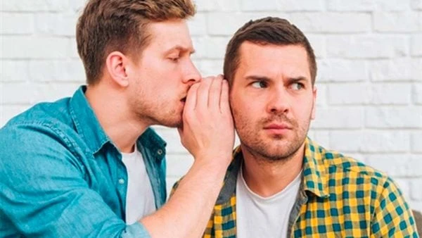 هل كلام اثنين في وجود شخص ثالث حرام شرعا؟.. دار الإفتاء تجيبورد إلى دار الإفتاء المصرية، سؤال يقول (ما ضابط التناجي المنهي عنه شرعا؟ وهل الكلام الخاص مع شخص ما في حضور ثالث يعد من 