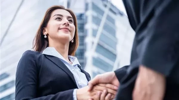 5 قواعد إتيكيت لازم تاخد بالك منها عندما تتعرف على حد جديدهناك قواعد إتيكيت يجب مراعاتها عند التعرف على شخص جديد وذلك من أجل انطباع أول إيجابي وتعزيز