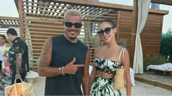 عمرو دياب مع بسمة بوسيل على البحر .. صورة تشعل التواصل افاق عربية - تصدرت صورة النجم المصري عمرو دياب برفقة الفنانة المغربية بسمة بوسيل (طليقة الفنان