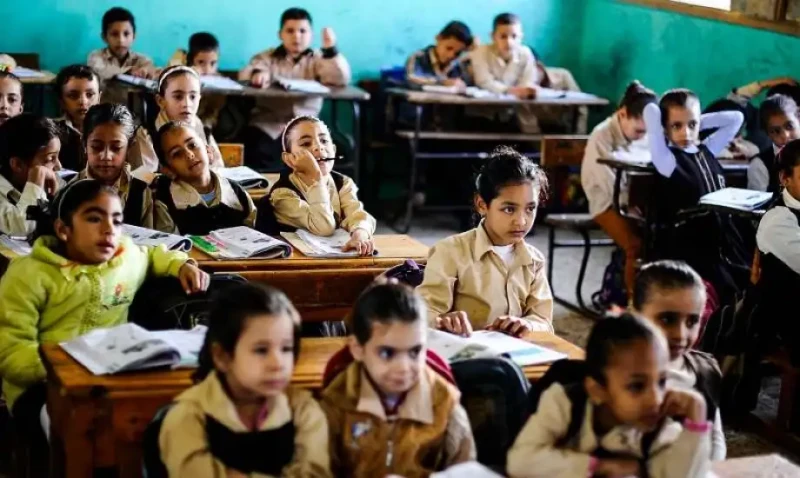 موعد بداية العام الدراسي الجديد في مصر .. وحقيقة تأجيل الدراسة وفقا لوزارة التربية والتعليم المصرية .() تعد مسألة موعد بداية العام الدراسي الجديد في