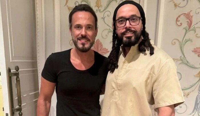 بعد 15 عاما.. يوسف الشريف يلتقي عبد الفتاح الجريني من جديدالتقى الفنان يوسف الشريف، بالفنان عبد الفتاح الجريني، في دبي، وحرصا على التقاط صورة لهما