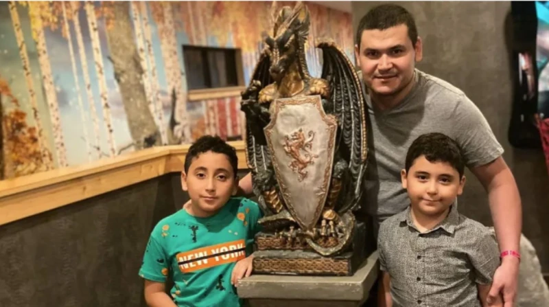 كريستيانو وميسي أخوان مصريان ويعيشان تحت سقف واحد (خاص) عشقه الكبير للساحرة المستديرة دفعه إلى تسمية ابنيه على اسمي أشهر أسطورتين في لعبة كرة القدم،