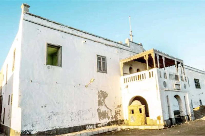 قصر الحكومة العثماني فى القصير يواجه الإهمال والنسيان على بعد أمتار قليلة من ساحل البحر الأحمر، فى مدينة القصير، يقع قصر الحكومة العثمانى، وهو بناء أثرى شامخ على الرغم من الإهمال و