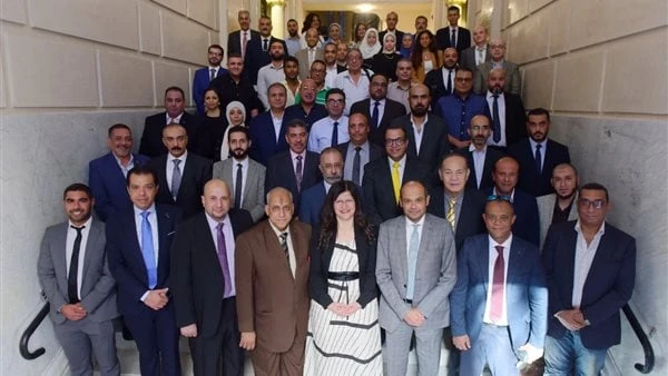 رئيس البورصة المصرية يدشن سجل مسئولي علاقات المستثمرينتفعيلا لنص المادة 18 من قواعد القيد الصادرة عن مجلس إدارة الهيئة والتي أناطت بالبورصة إنشاء سجل