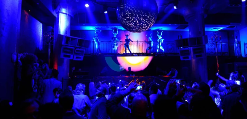 فيديو لفنان شهير رفقة فتاة مجهولة في نادي ليلي يغضب الجمهور.. أحضان وقبلات ولحظات رومانسية! تعرف على التالي فيديو لفنان شهير رفقة فتاة مجهولة في نادي