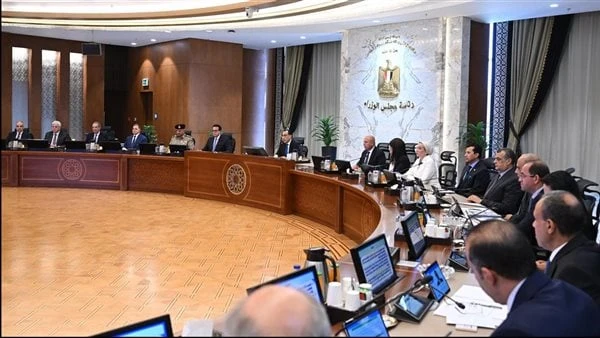 تركيب عدادات للمباني المخالفة.. الحكومة توافق على 10 قرارات جديدةوافق مجلس الوزراء في اجتماع اليوم الخميس، في مدينة العلمين، على 10 قرارات مهمة ضمن