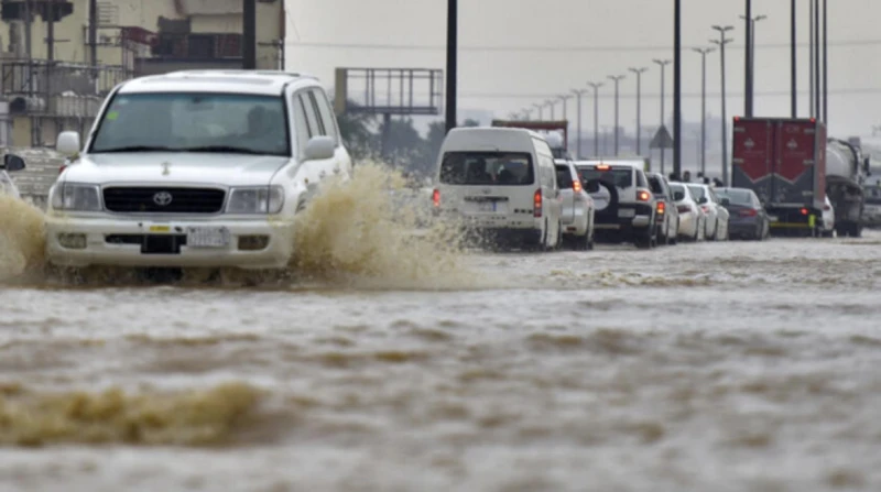 أمطار وسيول.. كل ما تريد معرفته عن طقس السعودية اليوم تشهد مدينة مكة المكرمة عاصفة رعدية وموجة من السيول والرياح العاتية، تسببت في جرف الممتلكات، وسط